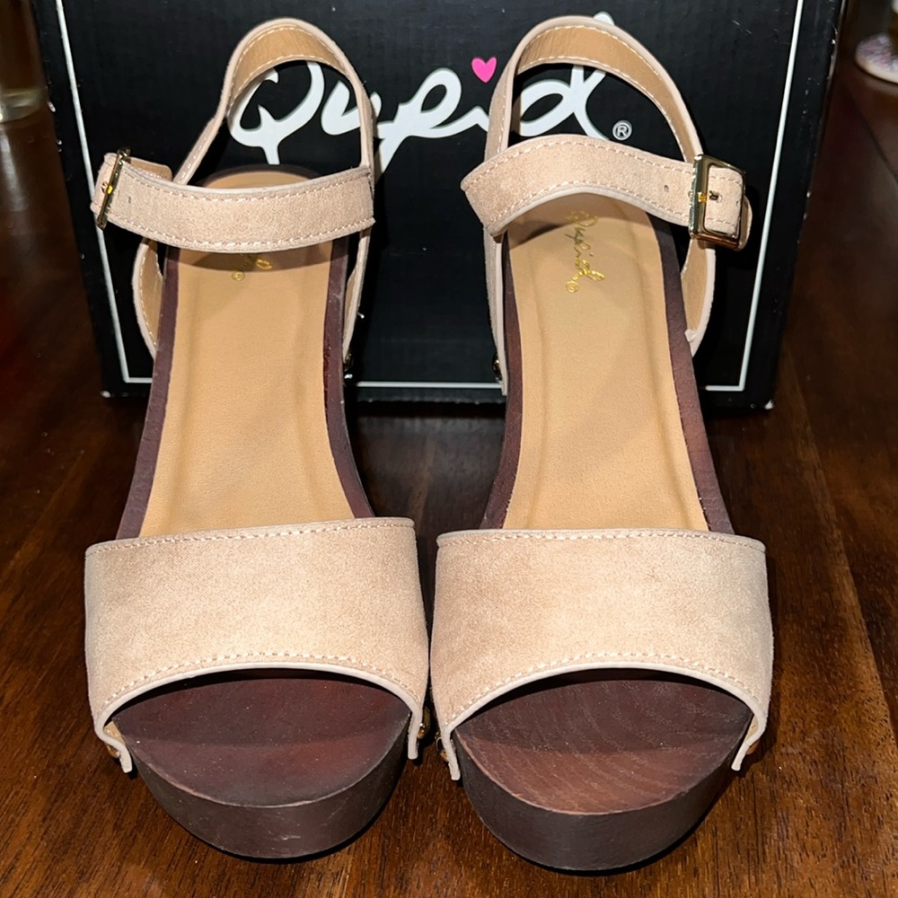 Qupid tan size 6 clog and platform heels 3 1/2 inch heels